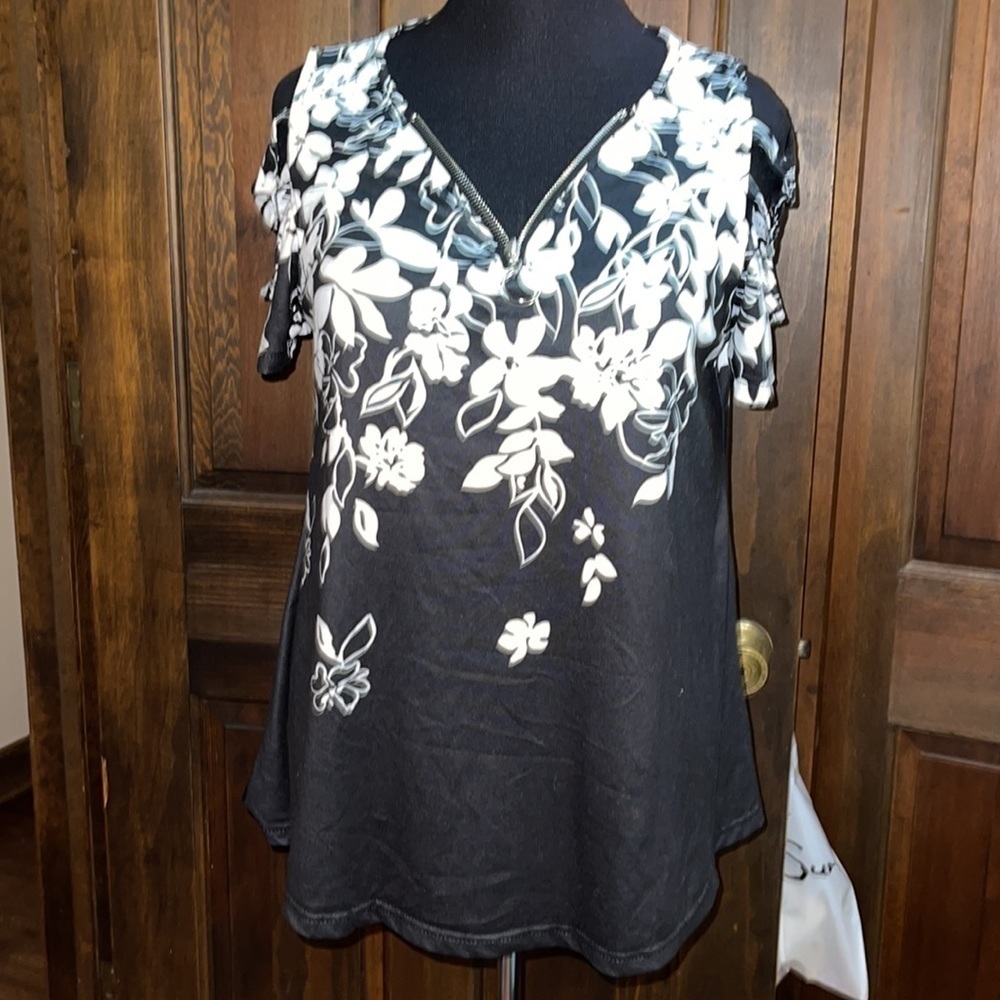 Black and white open shoulder 1/4 zip top - Picture 2 of 6